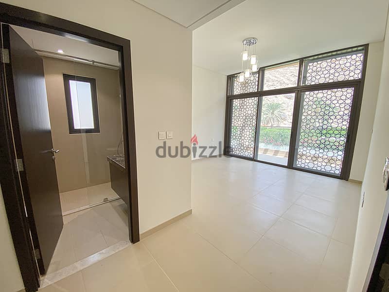 Muscat Bay - 4 Bed Villa Lake Front 14