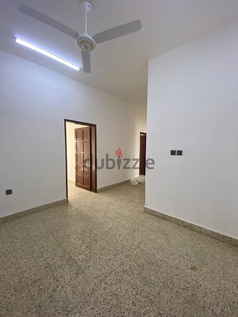 "SR-MO-752 Spacious Flat for Rent to let in souk alkhod 1