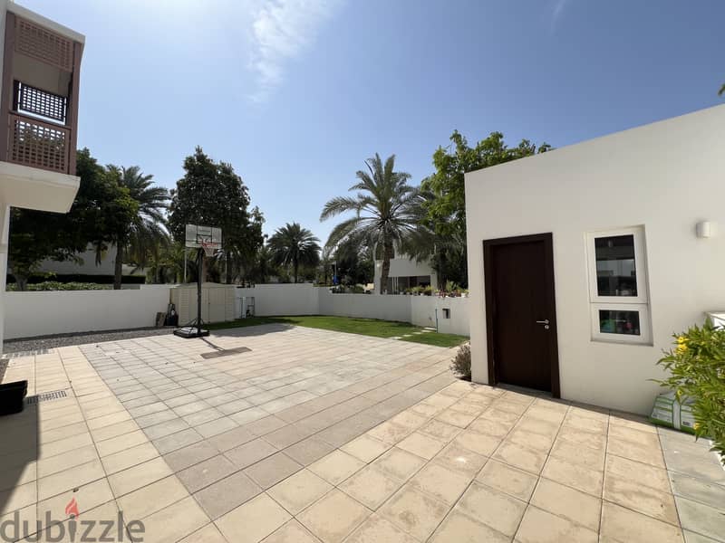 4 Bedroom Villa with Lake View for Rent in Al Mouj 19