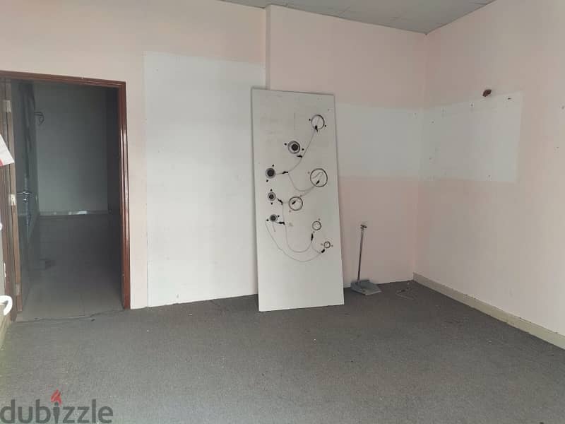 store available for rent in Ruwi high street 100 sq meter with toilet 1