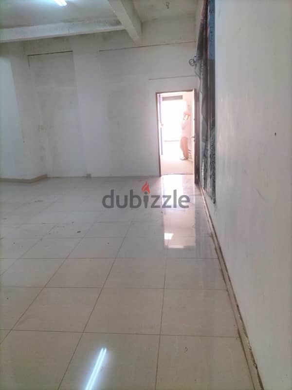 store available for rent in Ruwi high street 100 sq meter with toilet 2