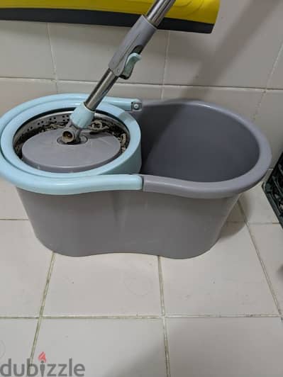 Floor bucket with 2 Mops