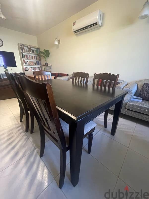 AN AMAZING QUALITY TABLE WITH 6 CHAIRS 1