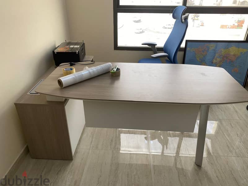 Office desk 0