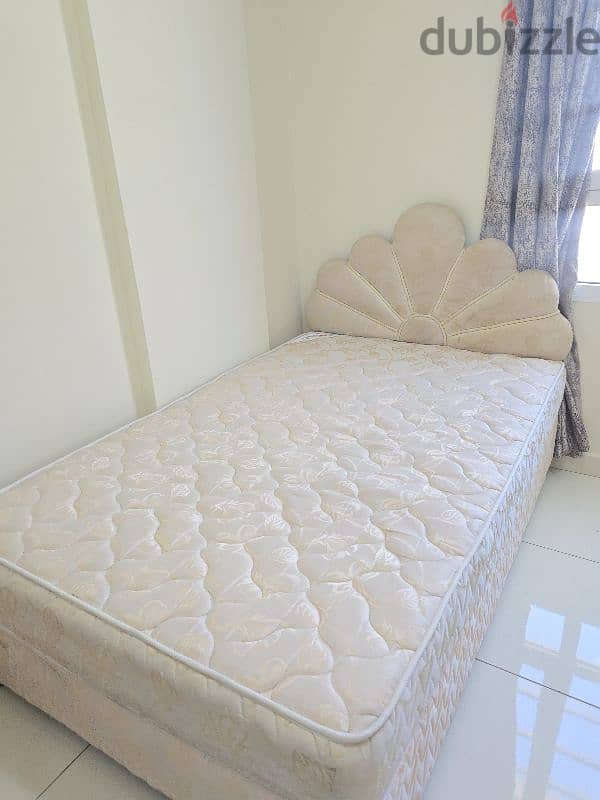 Bed with mattress 0