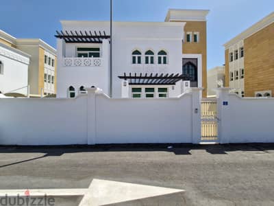 4 BR + Maid Room Wonderful Villa in Madinat Al Ilam