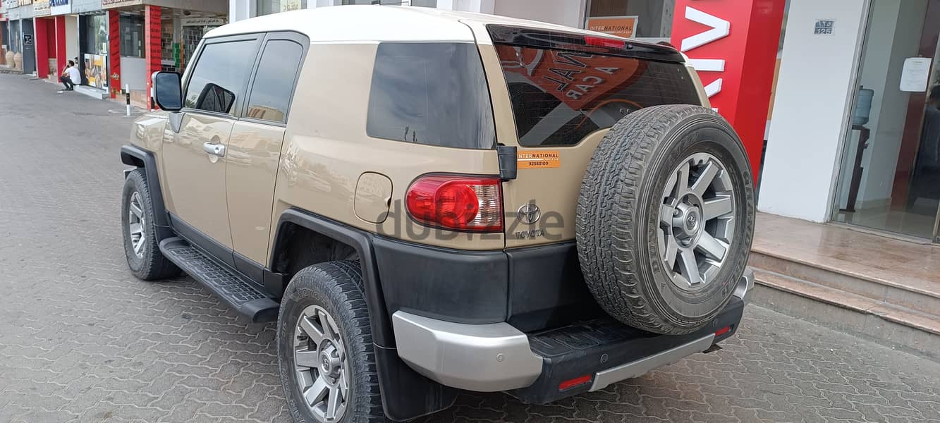 ramadan offer on Fj Cruiser 4.0 V6 2021 for rent 3