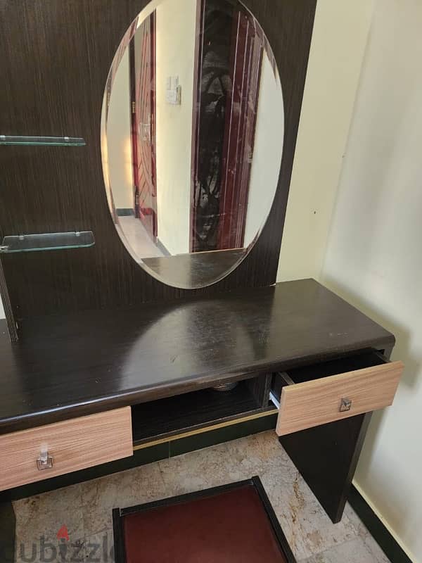 dressing table with chair 0