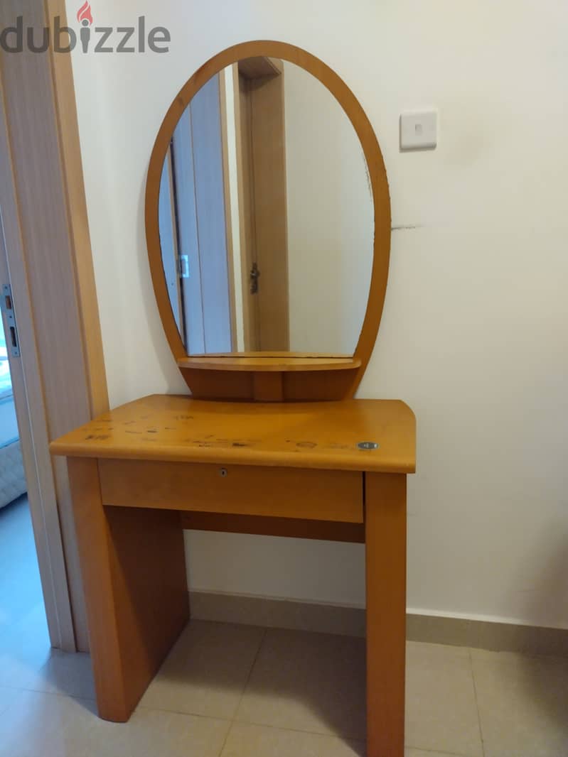 14 yrs old Cot with mattress and dressing table 3