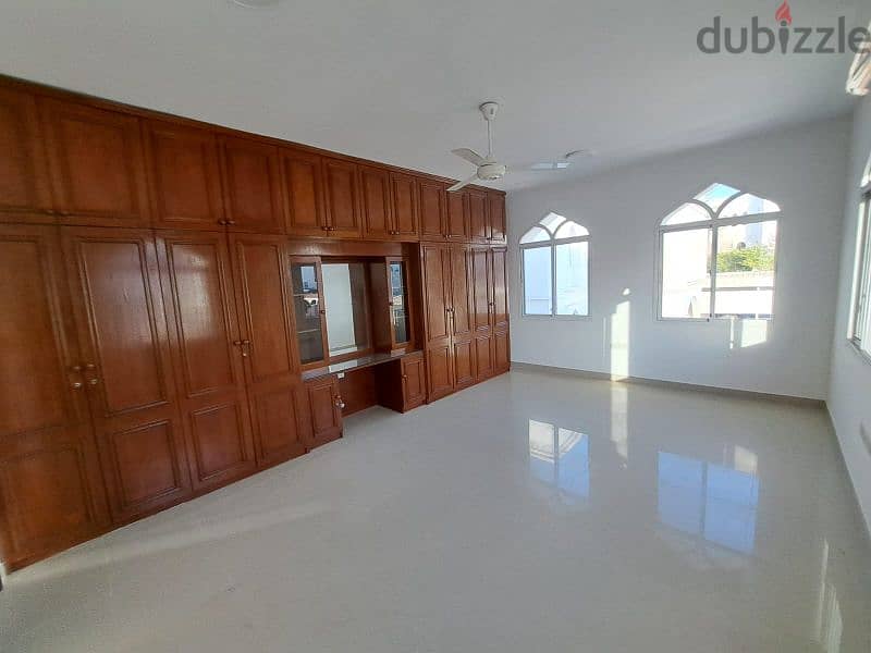 amazing  house in qurum 29 near Madinat sultan 1