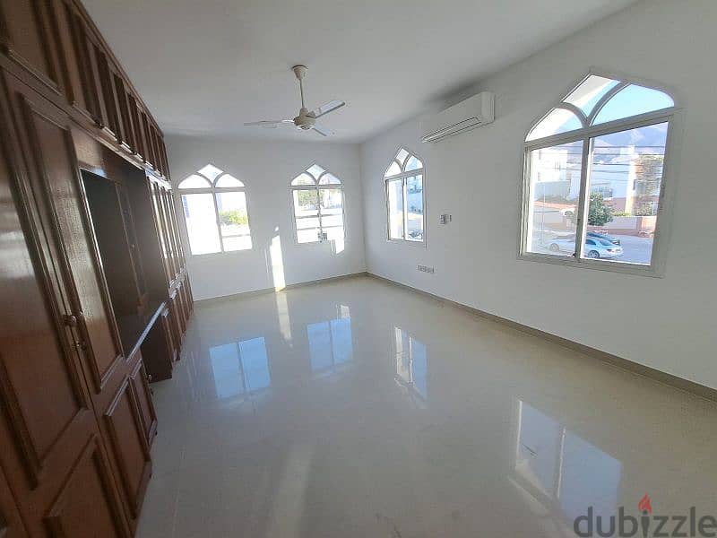 amazing  house in qurum 29 near Madinat sultan 2