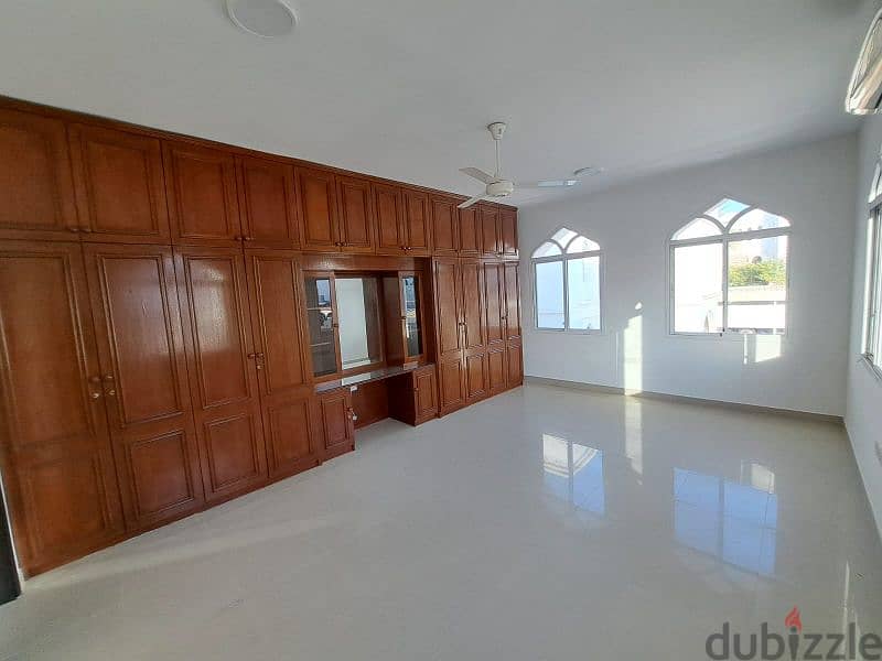 amazing  house in qurum 29 near Madinat sultan 3