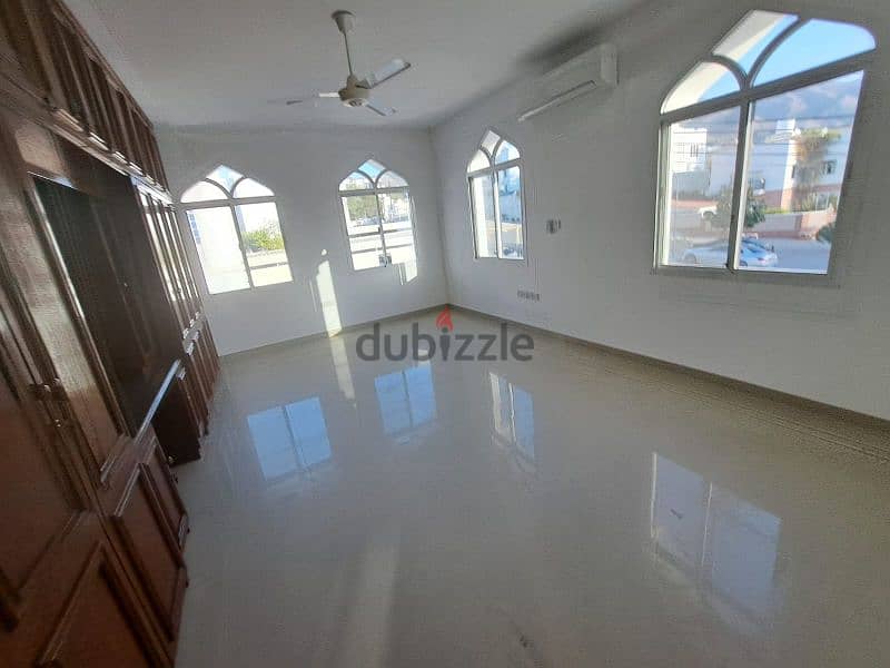 amazing  house in qurum 29 near Madinat sultan 4