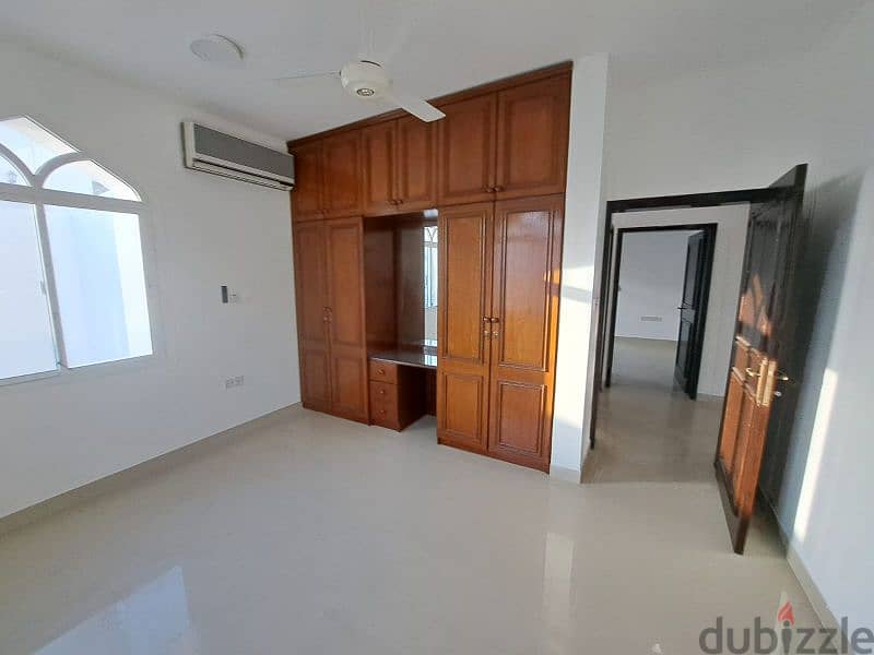 amazing  house in qurum 29 near Madinat sultan 7