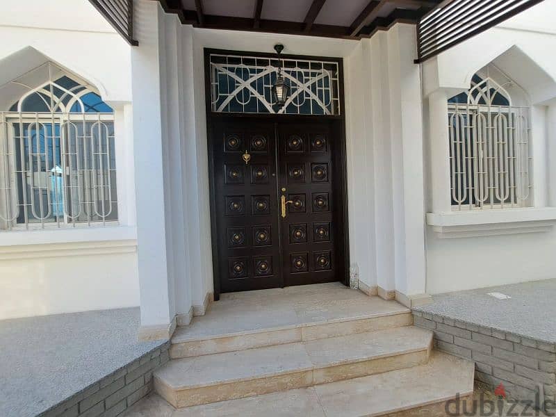 amazing  house in qurum 29 near Madinat sultan 17