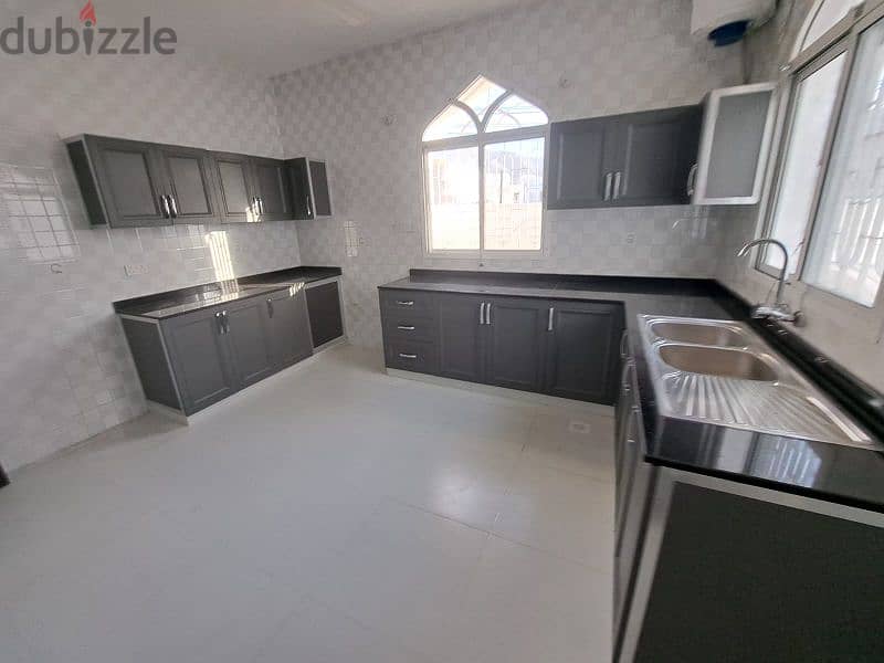 amazing  house in qurum 29 near Madinat sultan 19