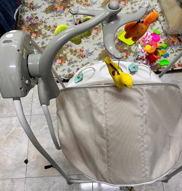 Baby's Electric swing in excellent condition 1