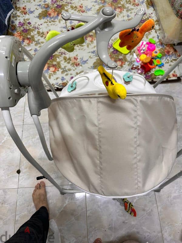 Baby's Electric swing in excellent condition 8