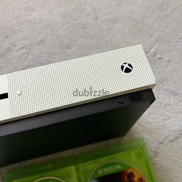 Xbox One S اكس بوكس ون اس نظيفه للبيع 3