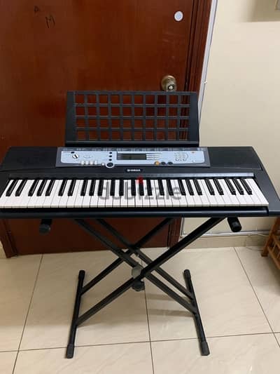 Yamaha piano PSR E213