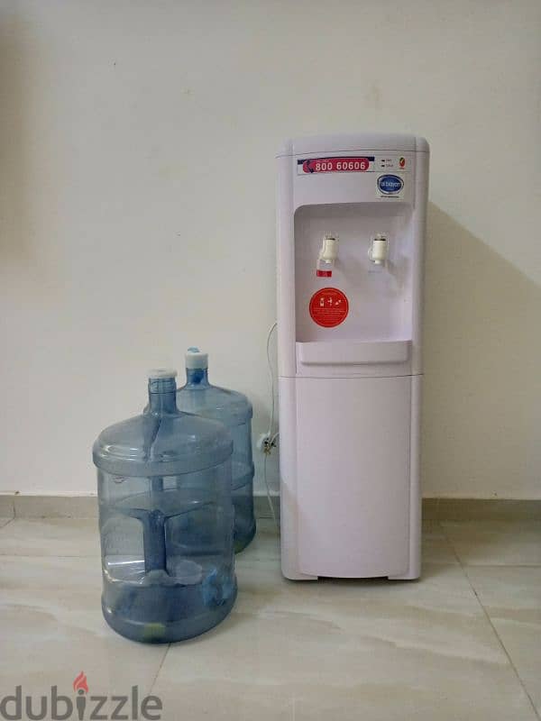 Water dispenser with 4 bottles 0