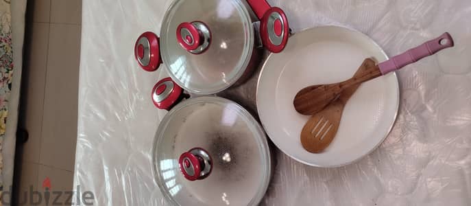 Non stick cookware set with wooden folk