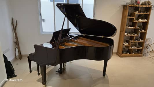 Grand Piano Pearl River in elegant Mahagoni