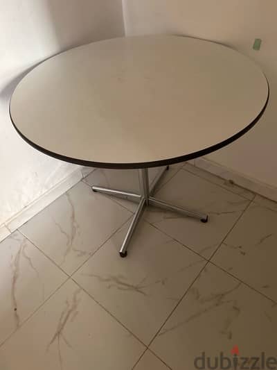 round dinning table