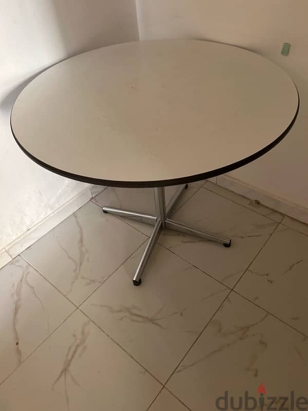 round dinning table 0