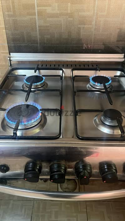 4 Burner Cooking range is availabel for sale