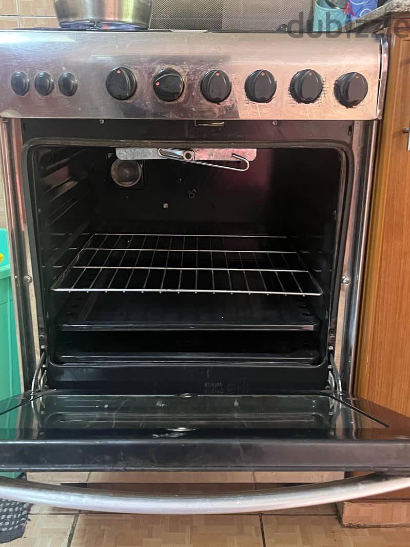 4 Burner Cooking range is availabel for sale 1