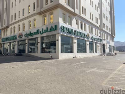 معرض للإيجار في الخويرمقابل  شارع السلطان قابوس showroom in al khuwair