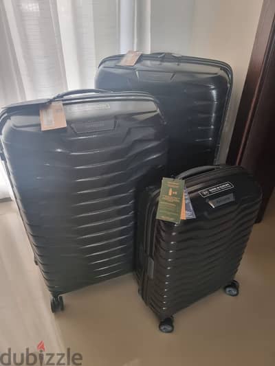 Samsonite suitcase  new model  unused  three sizes