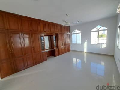 very well maintained  villa in madinat sultan