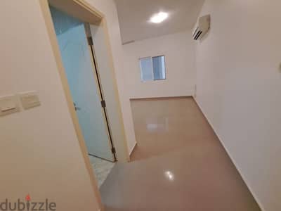 spacious  flat in madinat  sultan  near express  way