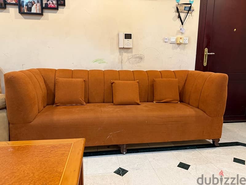7 seater sofa with table in good condition only for  35ro 8