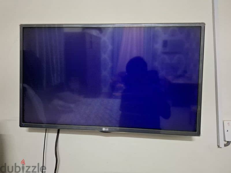 LG Smart TV 32 inch with wall and Table Stand 1