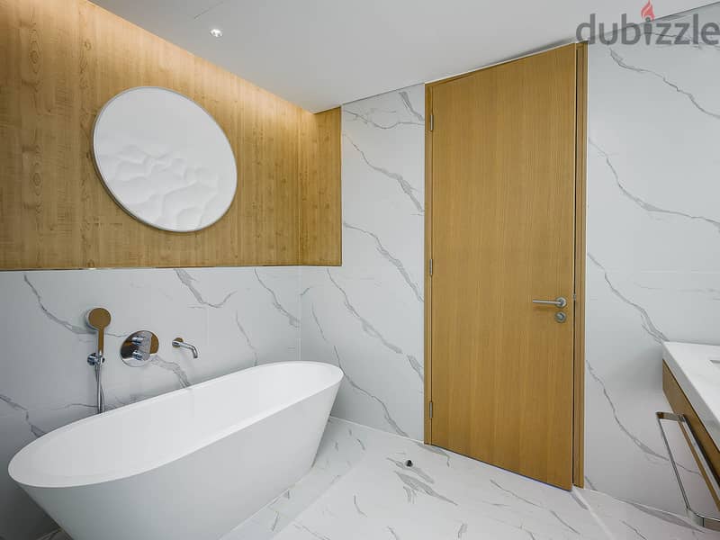 Exquisite 2-bedroom with direct sea view 12