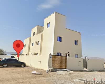 بناية تتكون من أربع شقق للبيع