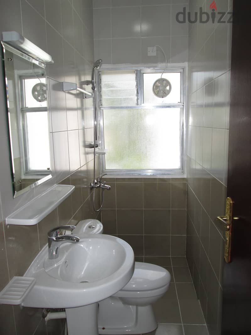 Spacious & Well-maintained 2BHK flat nxt to AlKhuwair Square 4