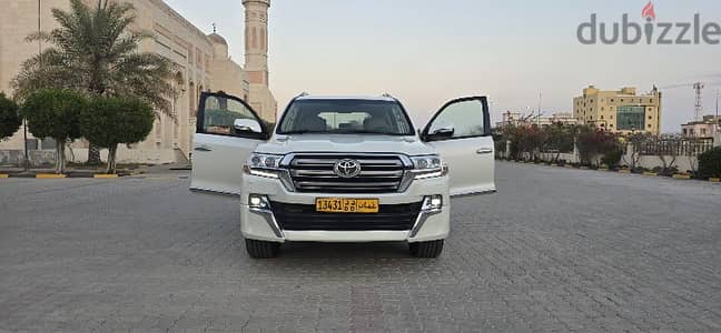 GCC لاندكروزر GXR V8 4.6 بدون حوادث ولاصبغ نهائيا المستخدم الاول