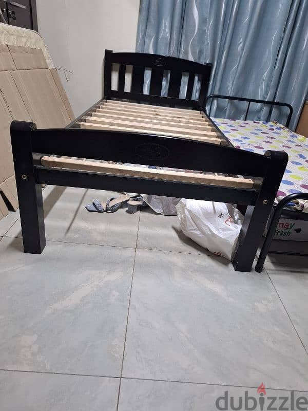 Room Furniture, 2 wooden single bed, with New Metrus 6