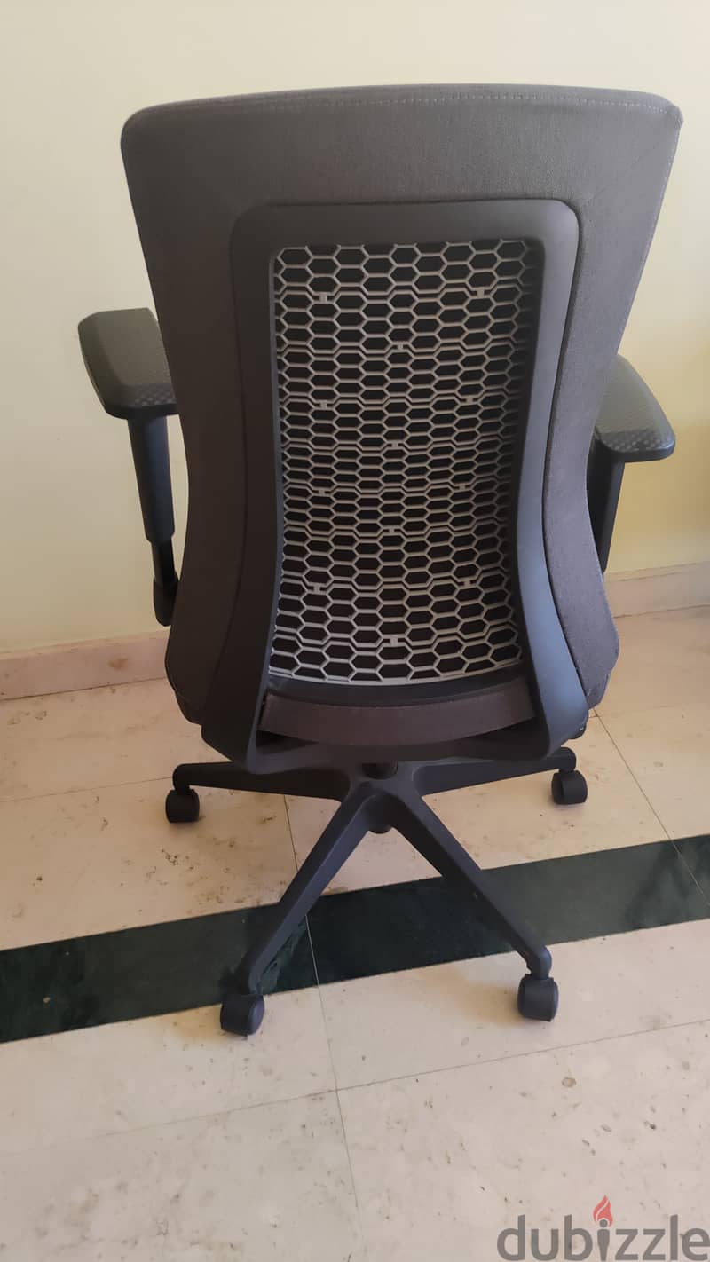 Sturdy computer chair looks new. 1