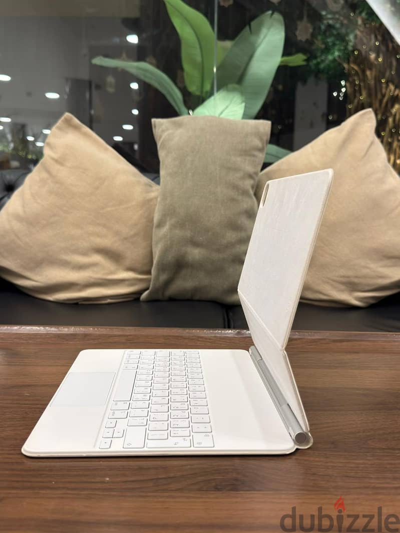 Apple Magic Keyboard for iPad 12.9-inch (Black+White) Arabic & English 2