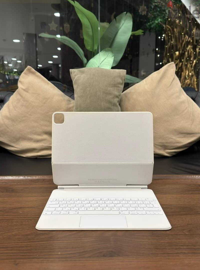 Apple Magic Keyboard for iPad 12.9-inch (Black+White) Arabic & English 9
