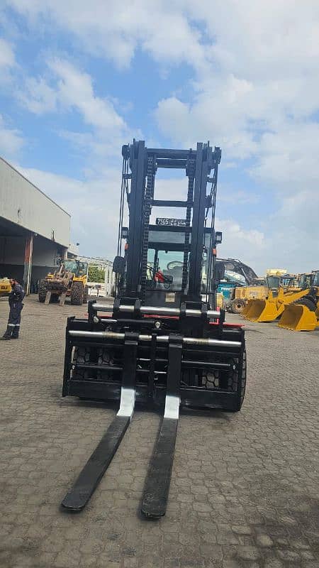 10 Ton Forklift for rent 3