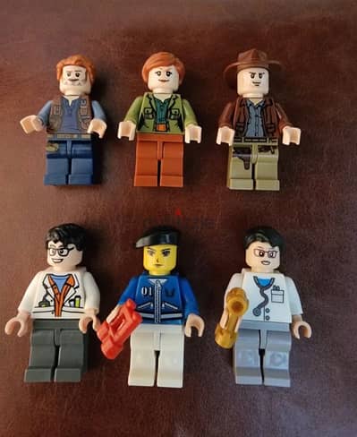 Minifigures: Doctor; Scientist; Rangers