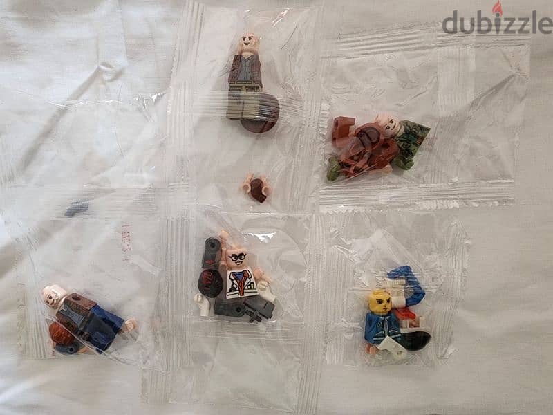Minifigures: Doctor; Scientist; Rangers 1