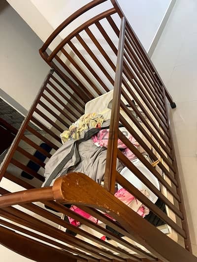 bed with matrees سرير طفل مع دوشق
