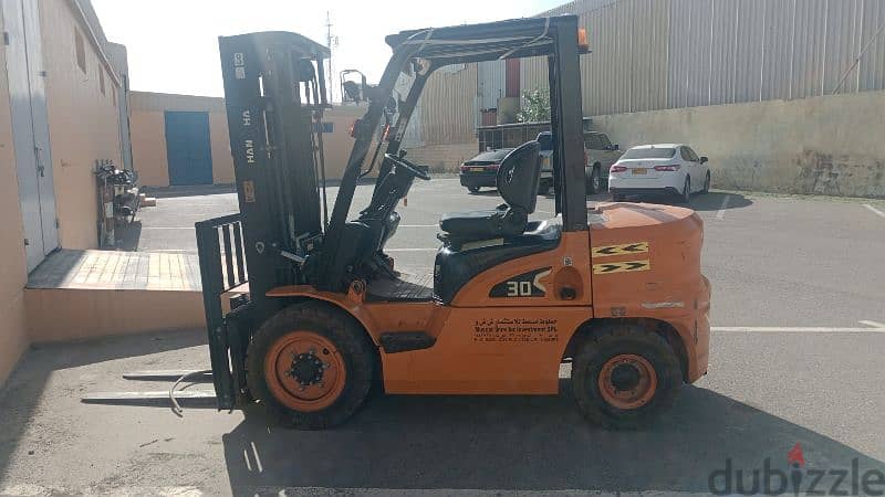 10 Ton Forklift available for Rent 2